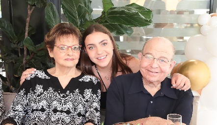  Rosa Sarquis, Emelin y Félix Feres.