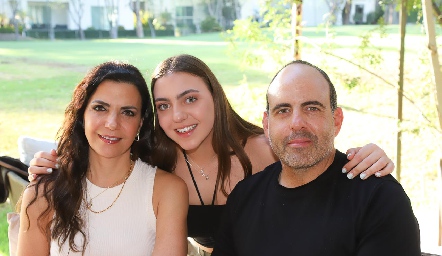  Mely Mahbub y Félix Feres con su hija Emelin.