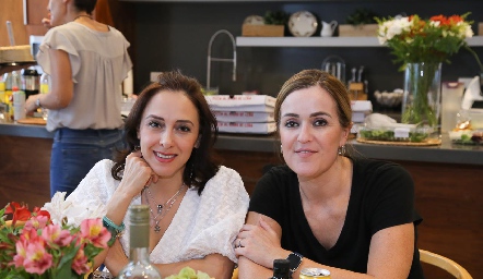  Sandra Aldrete y Gaby Hernández.