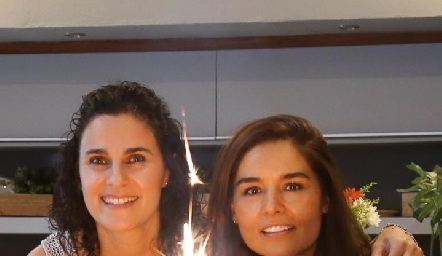  Las cumpleañeras Yolanda Pérez, Lorena Torres y Gaby Hernández.