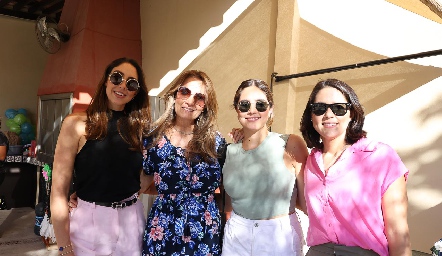  Araceli Cano con sus hijas Sofía, Valentina y Paola Hernández.