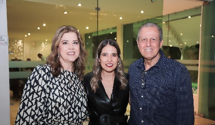  Cristina Galán y Alberto Kasis con su hija Cristina.