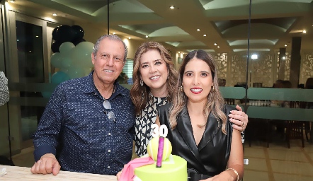  Alberto Kasis y Cristina Galán con su hija Cristina.