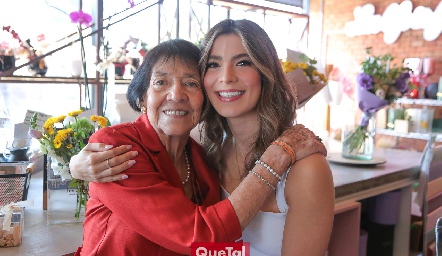 Bertha Córdova con su nieta Sofía Muñiz.