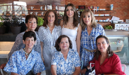  Mercedes Muñiz, Mónica Gaviño, Sofía Muñiz, Cristina Córdova,  Mercedes Muñiz, Lety Muñiz, Linda Goldaracena y Martha Elena Muñiz.