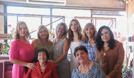  Adriana Milán, Gloria Kury, Anyul Kury, Sofía Muñiz, Cristina Córdova, Julia Marín, Guita Córdova y Martha Guerrero.