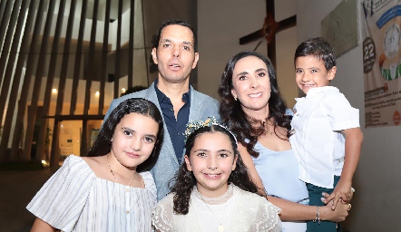 Armando Gutiérrez y Regina Ibáñez con sus hijos Regina, Carlota y Eugenio.
