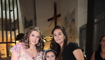  Marie Díaz Infante y Carla García con su ahijada Carlota Gutiérrez.