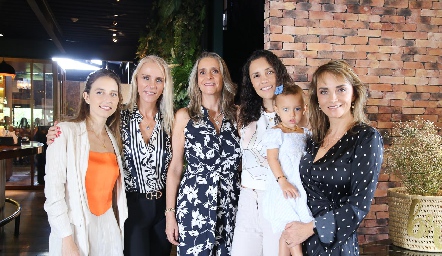  Andrea César, Griselda Barba, Rocío Barba, Mariana Barba, Sara Ortiz y Claudia Barba.