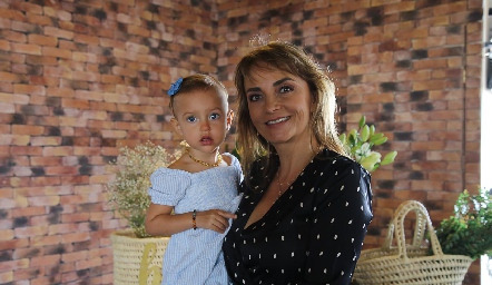  Claudia Barba con su nieta Sara Ortiz.