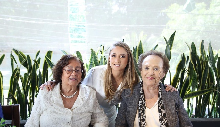  Sofía César con sus abuelitas, Raquel y Armida.