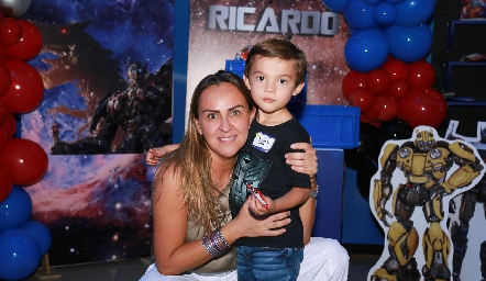  Alejandra con su ahijado Ricardo Garza.