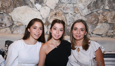  Romina Gaviño, Natalia Gaviño y Yolanda Álvarez.