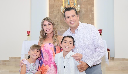  Leyre Hurtado y Marcos Gallegos con sus hijos Leyre y Marcos.