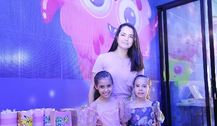  Mariana Meade con sus hijas Mariel y Annia Martínez Meade.