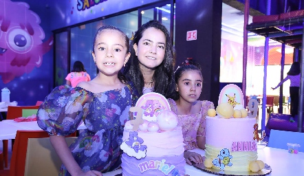 Mariana Meade con sus hijas Mariel y Annia Martínez Meade.