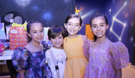  Mariel y Annia con sus primos.