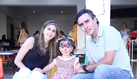  Paty Gómez y Xavier Azcárate con su hija Cayetana.