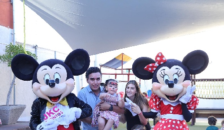  Paty Gómez y Xavier Azcárate con su hija Cayetana.