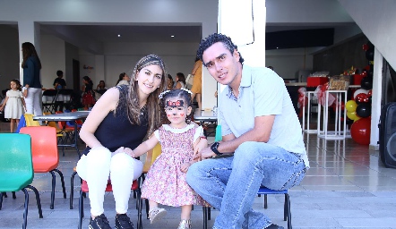  Paty Gómez y Xavier Azcárate con su hija Cayetana.