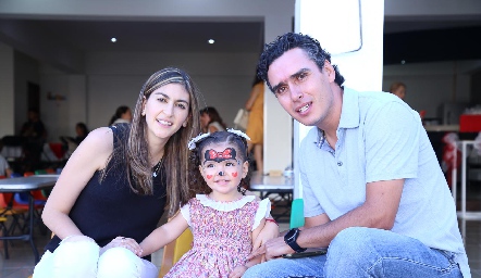  Paty Gómez y Xavier Azcárate con su hija Cayetana.