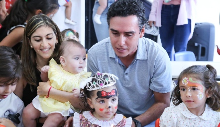  Paty Gómez y Xavier Azcárate con sus hijas, Lucila y Cayetana Azcárate.