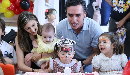  Paty Gómez y Xavier Azcárate con sus hijas, Lucila y Cayetana Azcárate.