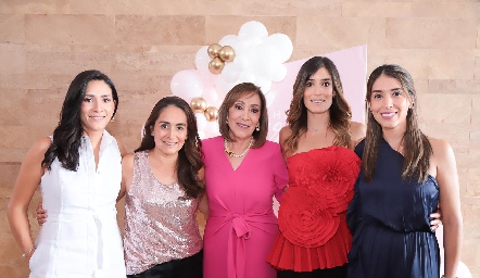  Tere Mier con sus hijas Sofía, Cristina, Fernanda y Mari Tere.