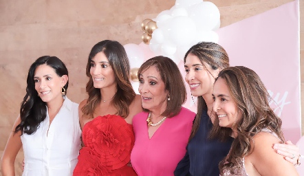 Tere Mier con sus hijas Sofía, Cristina, Fernanda y Mari Tere.