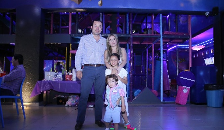  Elías Valencia Acebo y Graciela Torres con  sus hijos Valentina Valencia y Elías.