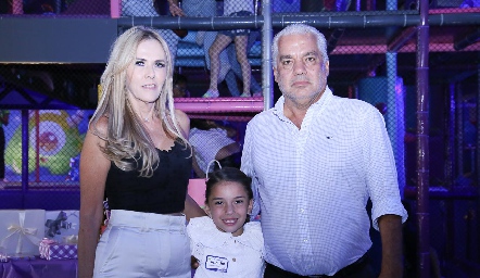 Eleida Sánchez de Torres, Jorge Torres Corzo y Valentina Valencia.