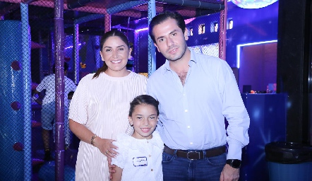  Regina Nieto, Mauricio Torres y Valentina Valencia.