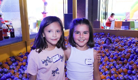  Dana Valdez y Paula Bastida.