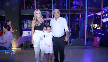  Eleida Sánchez de Torres y Jorge Torres Corzo con su nieta Valentina Valencia.