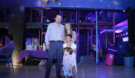  Elías Valencia Acebo y Graciela Torres con  sus hijos Valentina Valencia y Elías.