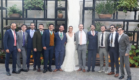  Los primos Martínez Abaroa con los novios.