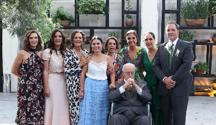  Pedro Martínez y Martha Abaroa con sus hijos.