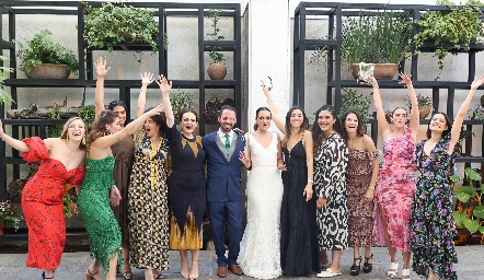  Las primas Martínez Abaroa con los novios.