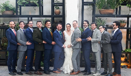  Los primos Martínez Abaroa con los novios.