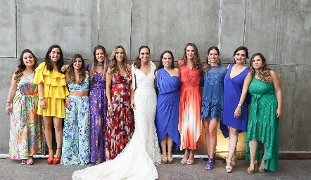  Regina Gutiérrez Martínez con sus mejores amigas.