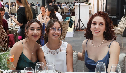  Julia Martínez, Roxana Martínez y Marianne Martínez.