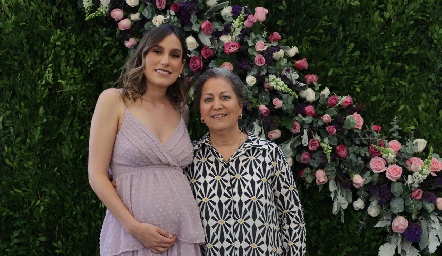  Sofía Villaseñor con su suegra Lupita González.