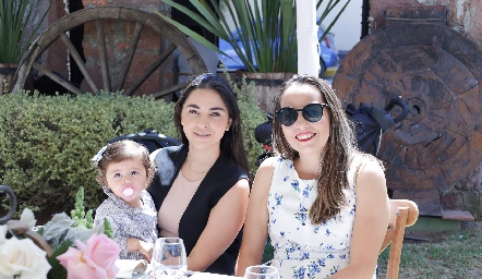  Milagros Suárez, Emilia y Carla Vargas.