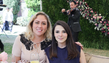  Daniela Jonguitud y Miriam Ortiz.