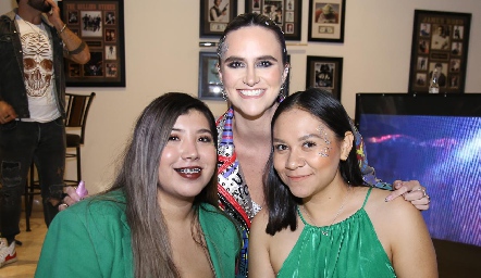  Montserrat, Eugenia Valle y Carla Martínez.