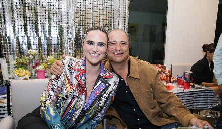  Eugenia con su papá Héctor Valle.