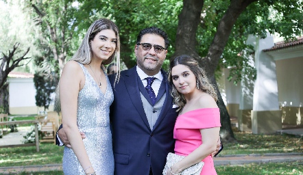  Santiago Garfias con sus hijas Natalia y Sofía.