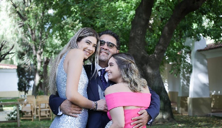  Santiago Garfias con sus hijas Natalia y Sofía Garfias.