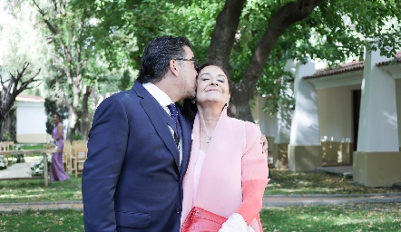  Santiago Garfias con su mamá Isabel.