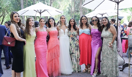  María Clara Aguilar con sus amigas.